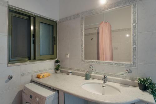 帕特雷Nefeli City Apartments的一间带水槽和镜子的浴室