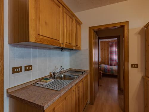 摩德纳迪-坎皮格里奥Residenza 3-Tre的一个带木制橱柜和水槽的厨房