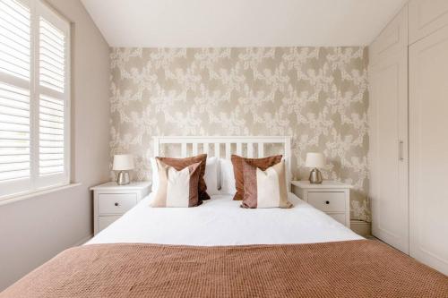 伦敦Luxury King-bed Ensuite With Tranquil Garden Views的一间卧室配有白色床和2个床头柜
