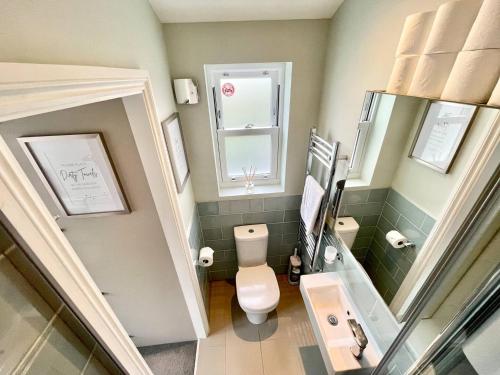 伦敦Luxury King-bed Ensuite With Tranquil Garden Views的一间带卫生间和镜子的小浴室