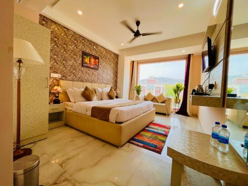 哈里瓦Hotel The Tirath View的一间卧室配有一张床和一个沙发