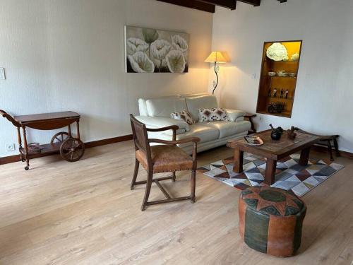 Longère sur Loire的客厅配有沙发和桌子