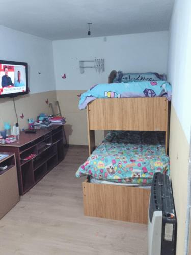 乌斯怀亚El Amanecer的一间卧室配有双层床和书桌
