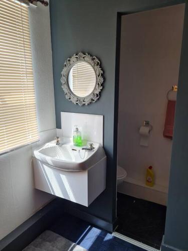 凯格沃思Room near East Midland Airport 7的浴室设有白色水槽和镜子
