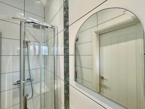 诺丁汉Limpenny Studio - Cityscape Cozy Corner的一间带镜子和淋浴的浴室