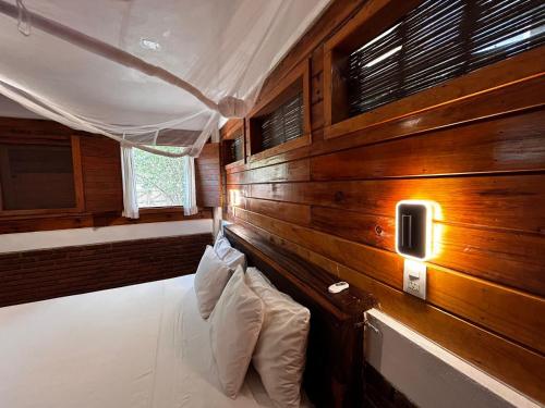马祖特Casa Gaviota的客房设有带枕头的木墙。