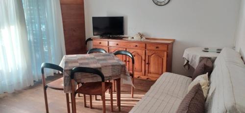 蒂瓦特Apartment Kjara的客厅配有桌椅和电视