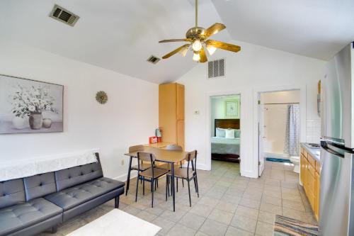 比洛克西Biloxi Resort Cottage with Pool and Lake Access!的厨房以及带沙发和桌子的客厅。