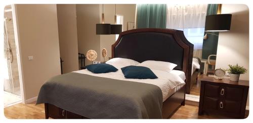 塔古玖Elania Residence的一间卧室配有一张带两个蓝色枕头的床