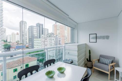圣保罗BHomy Pinheiros No melhor do bairro CA64的客房设有带桌椅的大窗户。