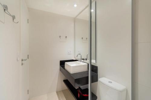 圣保罗BHomy Perdizes Novo e perfeito para 4 DH302的白色的浴室设有水槽和镜子