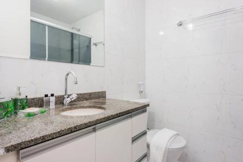 圣保罗BHomy Anhembi Excelente localização AB132A的白色的浴室设有水槽和卫生间。