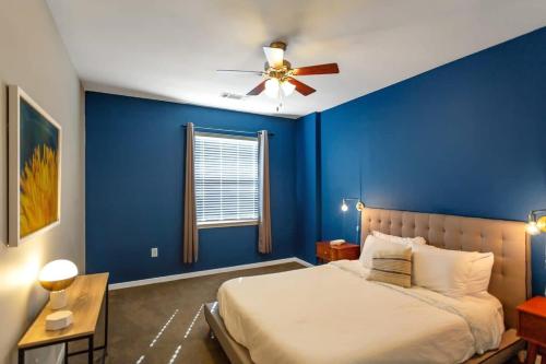 达拉斯Trendy Place to Stay in Downtown next to Convention Center的蓝色卧室配有一张带吊扇的床