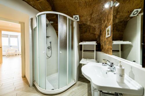 奥维多Casa vacanze La Scala d'Oro的一间带玻璃淋浴和水槽的浴室