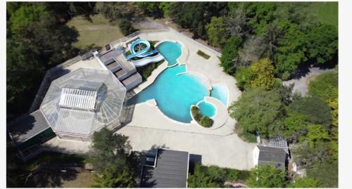 滨海皮里亚克Mobil home的享有带大型蓝色游泳池的别墅的顶部景致