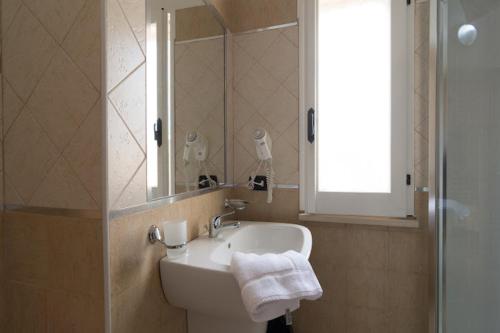 伊索拉迪卡波里祖托Albergo Bed and breakfast FLORIDA的一间带水槽和镜子的浴室