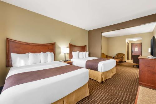 格兰德岛贝斯特韦斯特格兰德岛套房酒店的酒店客房设有两张床和电视。