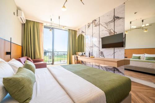 布德瓦Hotel Millennium by Aycon的酒店客房设有一张大床和一台电视。