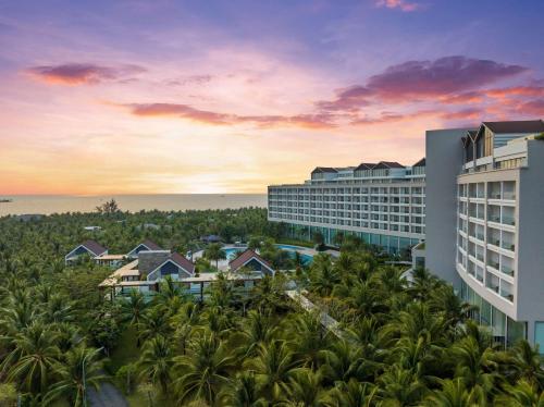 富国Radisson Blu Resort Phu Quoc的棕榈树度假村的空中景致