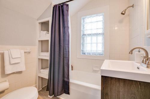 南本德Close to Hospital Dining & Notre Dame的浴室配有盥洗盆、卫生间和浴缸。