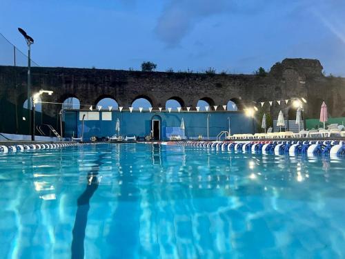 罗马Rocca di Papa Roma的大楼前的大型游泳池