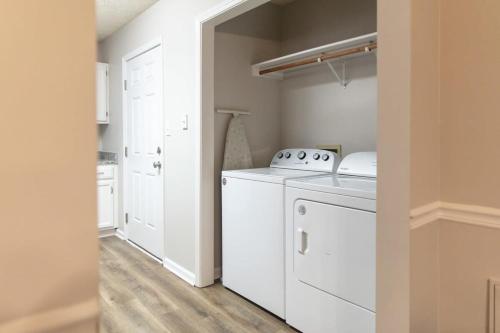 印第安纳波利斯Chapel Hill Charmer- Close to Interstates的洗衣房配有洗衣机和烘干机