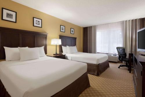 圣奥古斯丁卡尔森圣奥古斯丁市中心历史区江山旅馆的酒店客房设有两张床和一台平面电视。