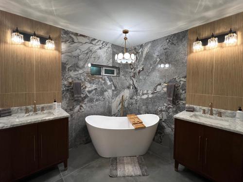塞多纳Spacious & Beautiful with Double Decks in Chapel Area的一间带大浴缸和两个盥洗盆的浴室