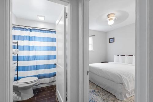 查塔努加The Ridgeland Trendy Tudor-15 mins to Downtown的一间带床和卫生间的浴室