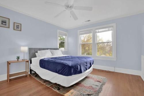 费耶特维尔Crafty in Haymount- Mins to Downtown Fayetteville!的一间白色卧室,配有床和2个窗户