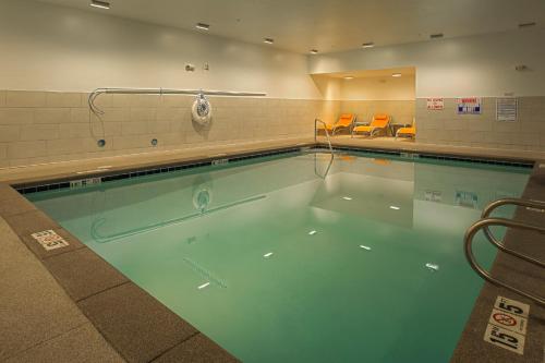 博伊西Holiday Inn Express & Suites Boise Airport, an IHG Hotel的大楼内的大型游泳池