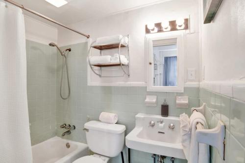 莫比尔Charming Midtown Apt - Hannon Hideaway Unit A的白色的浴室设有卫生间和水槽。