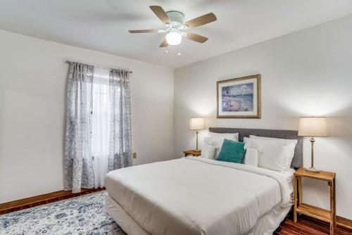 彭萨科拉Brilliant in Bellview-Back unit-- Mins to NAS Pensacola, Beach, Shopping的卧室配有白色的床和吊扇