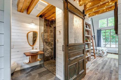 查塔努加Treetop Hideaways: The Dogwood Treehouse的一间带水槽和镜子的浴室