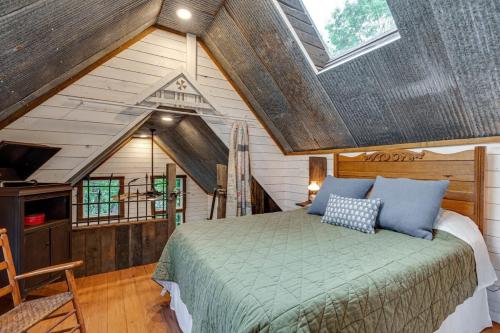 查塔努加Treetop Hideaways: The Redbud Treehouse的阁楼上的卧室配有一张大床