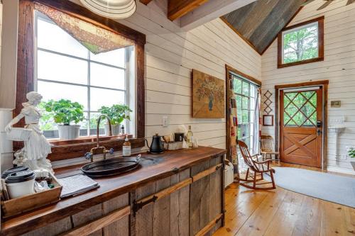 查塔努加Treetop Hideaways: The Redbud Treehouse的厨房配有带水槽的柜台和窗户。