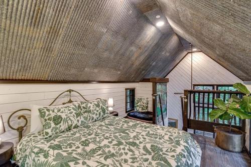 查塔努加Treetop Hideaways: The Wood Lily Treehouse的阁楼卧室配有床