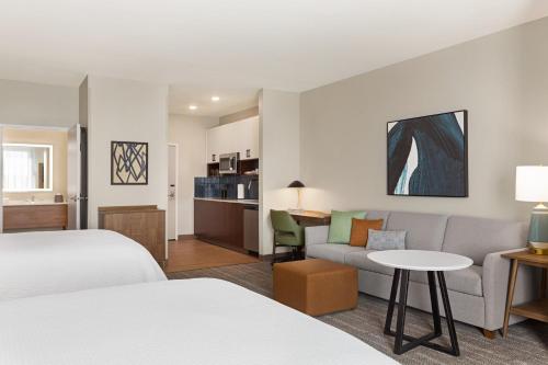 埃尔金港Staybridge Suites Port Elgin, an IHG Hotel的酒店客房,设有两张床和一张沙发