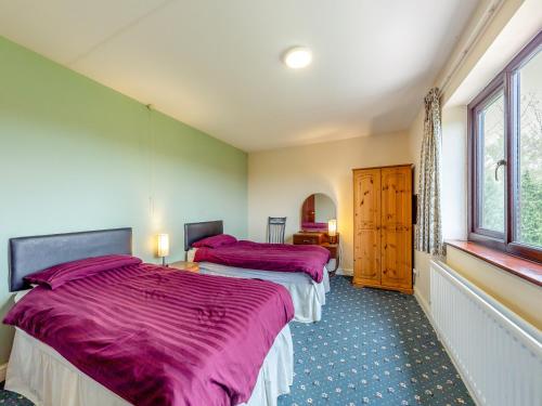 墨尔本斯滕森山农场酒店的一间卧室设有两张床和窗户。