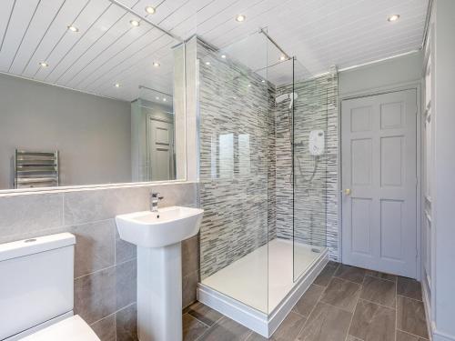 墨尔本斯滕森山农场酒店的带淋浴、盥洗盆和镜子的浴室