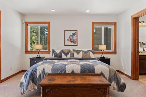 玛瑙湾Tahoe Haven的一间卧室设有一张床和两个窗户。
