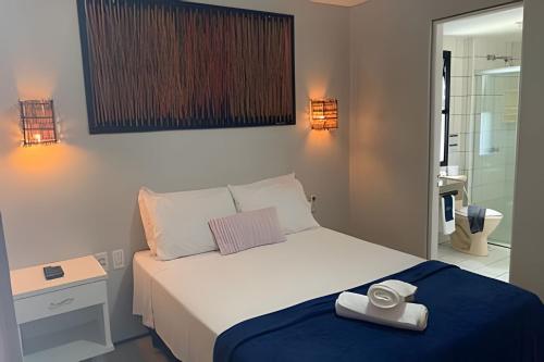 福塔莱萨Hosts BR - Flat Vista Mar no Meireles的一间卧室配有一张床,床上有毛巾