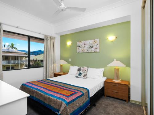 凯恩斯海滨陶乐酒店的一间卧室设有一张床和一个窗口