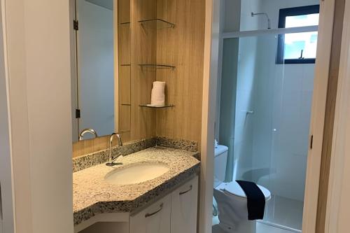 福塔莱萨Hosts BR - Apartamentos funcionais的一间带水槽、卫生间和镜子的浴室