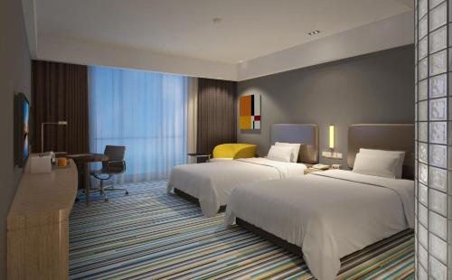 张掖张掖智选假日酒店的酒店客房配有两张床和一张书桌