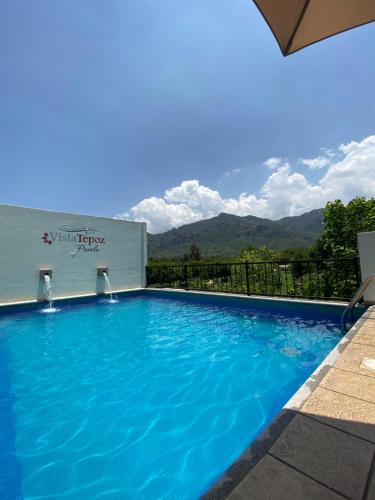 迪坡斯特兰Posada Vista Tepoz的山景游泳池
