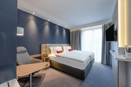 哥廷根Holiday Inn Express - Goettingen, an IHG Hotel的配有一张床和一张书桌的酒店客房