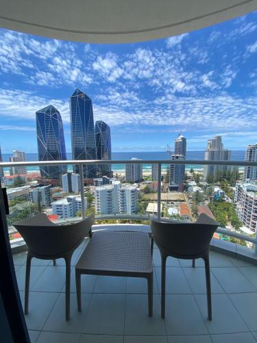 黄金海岸Ocean View Studio Apt - Surfer's Paradise的市景阳台,配有两把椅子