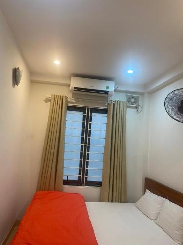 河内Phòng đơn có cửa sổ thoáng mát khép kín + Thang máy的一间小卧室,配有床和窗户