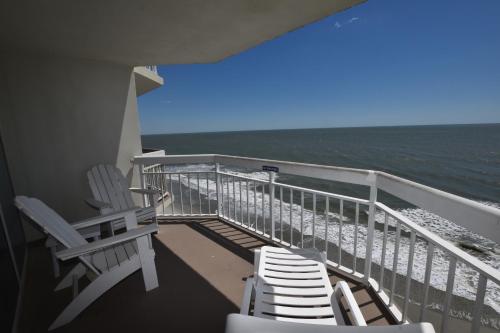 默特尔比奇0902 Waters Edge Resort condo的两把椅子坐在一个俯瞰着大海的阳台